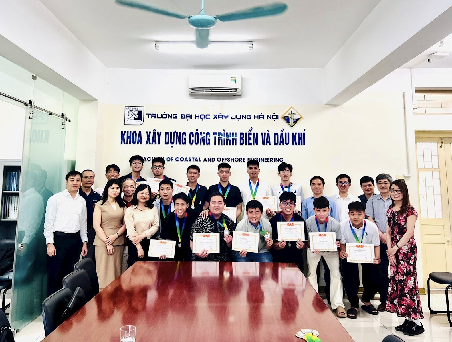 Khoa Xây dựng Công trình biển & Dầu khí tổ chức buổi gặp mặt các bạn sinh viên có thành tích trong học tập và thể thao